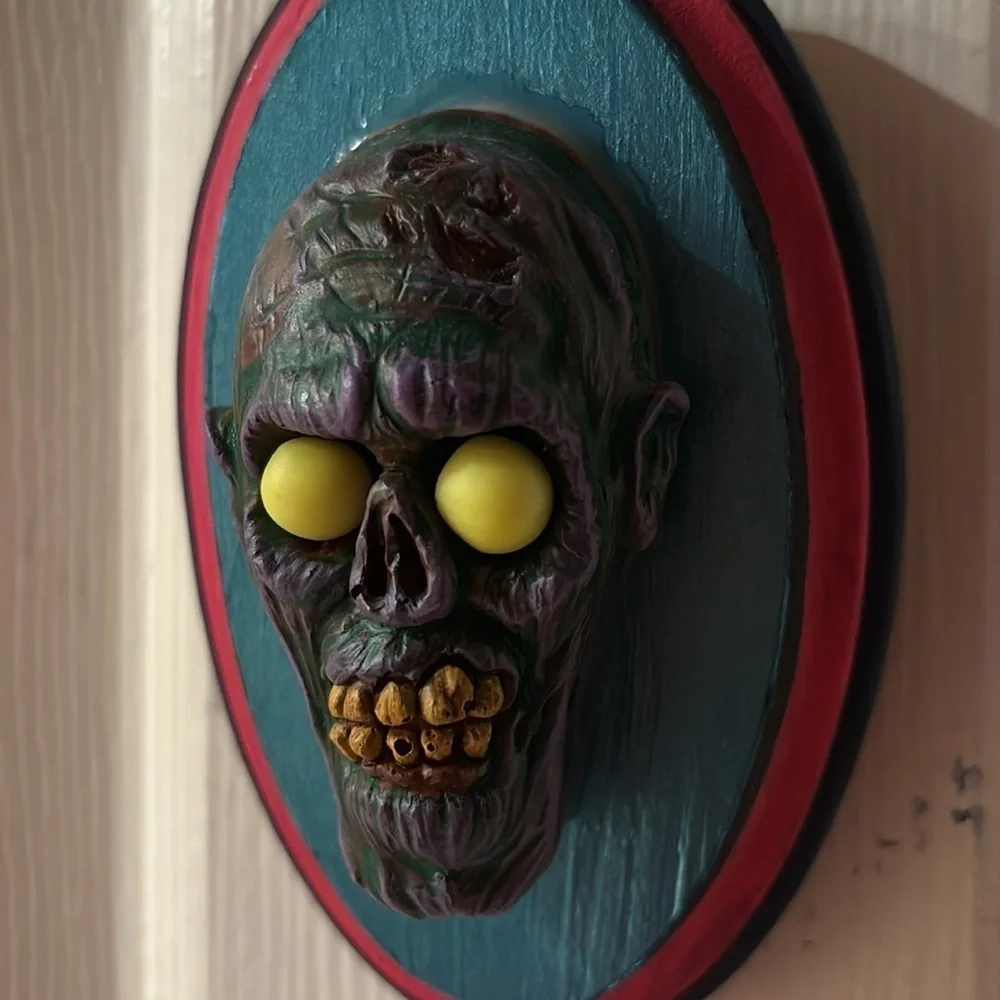 Zombie Head Wall Decor, eyes that glow in the dark
